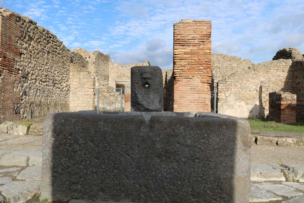 Fountain outside VII.14.13 and VII.14.14 on Via dell�Abbondanza. December 2018. Looking north. Photo courtesy of Aude Durand.
