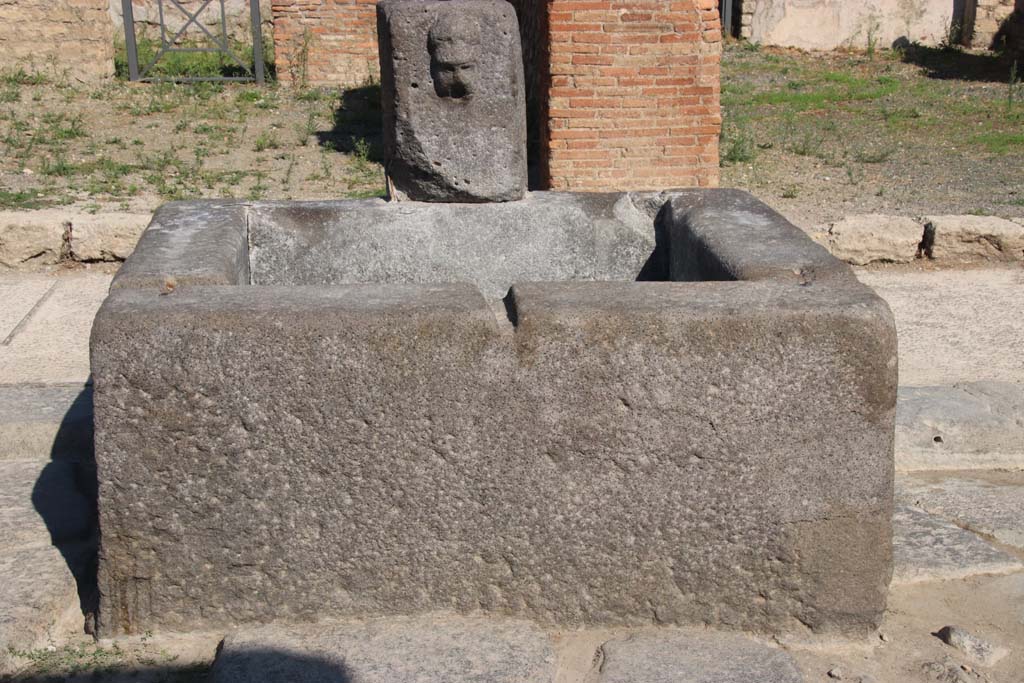 Looking north to fountain outside VII.14.13 and VII.14.14 on north side of Via dell�Abbondanza. September 2017. 
Photo courtesy of Klaus Heese.

