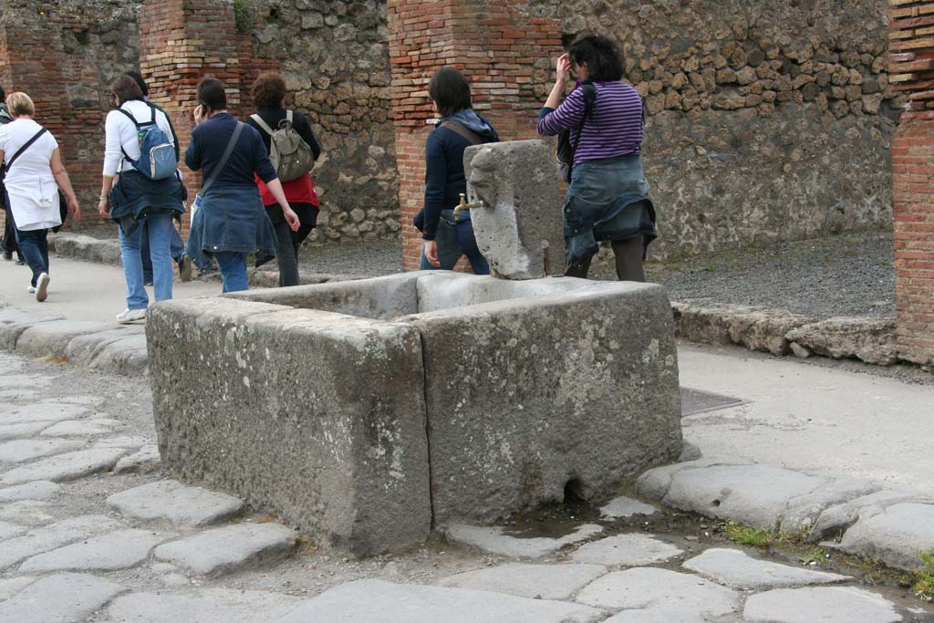 Fountain outside VII.14.13 and VII.14.14 on Via dell�Abbondanza. April 2010. Looking north-west.
Photo courtesy of Klaus Heese.
