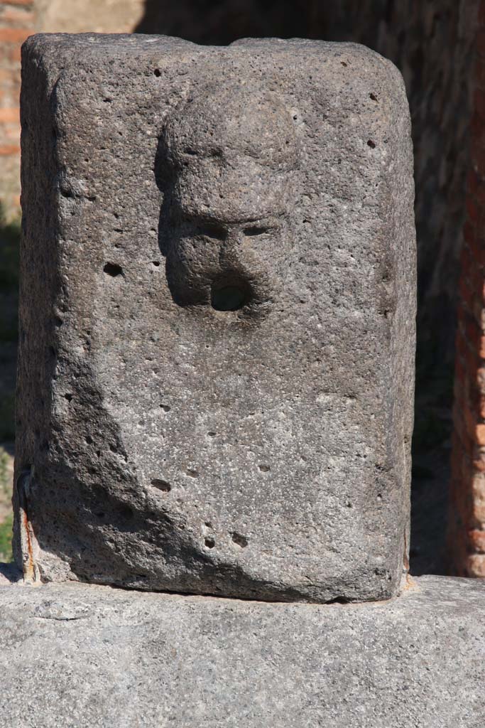 Fountain outside VII.14.13 and VII.14.14 on north side of Via dell�Abbondanza. September 2017. 
Head with helmet, possible a relief of Minerva.  Photo courtesy of Klaus Heese.

