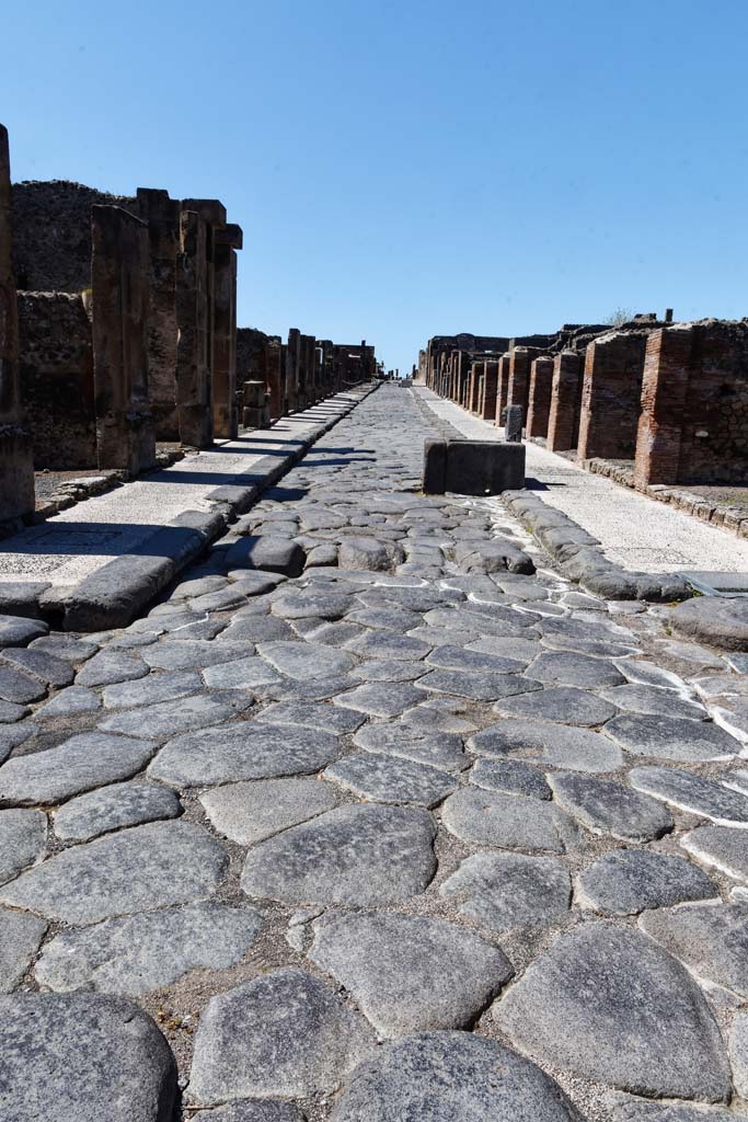 Fountain outside VII.14.13 and VII.14.14 on Via dell�Abbondanza. April 2021. 
Looking west between VIII.5, on left, and VII.14, on right. 
Photo courtesy of Nicolas Monteix and Sandra Zanella.
