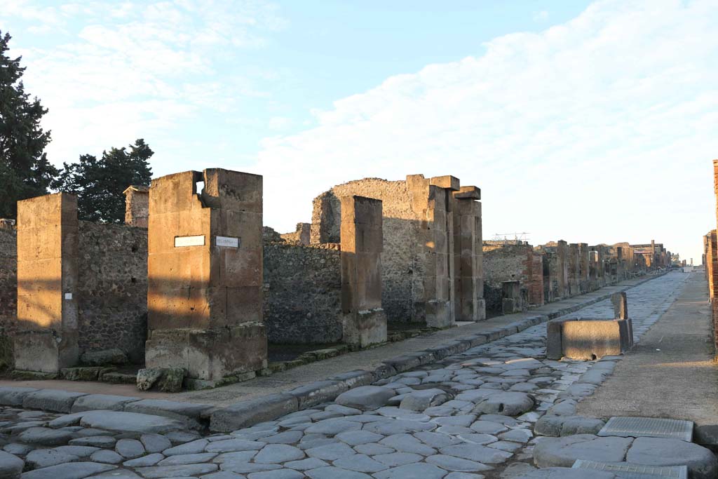Fountain outside VII.14.13 and VII.14.14 on Via dell�Abbondanza, Pompeii, south side. December 2018. 
Looking west from junction with Via dei Teatri, on left, and VIII.5.31 and VIII.5.30 on corner. Photo courtesy of Aude Durand.
