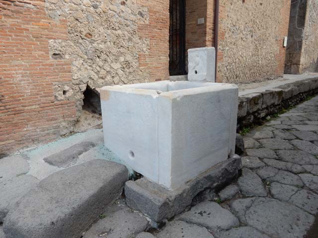 VII.15.1 Pompeii. September 2005. Marble fountain in Vicolo del Gallo.  Note: this fountain is in the centre of the vicolo.     