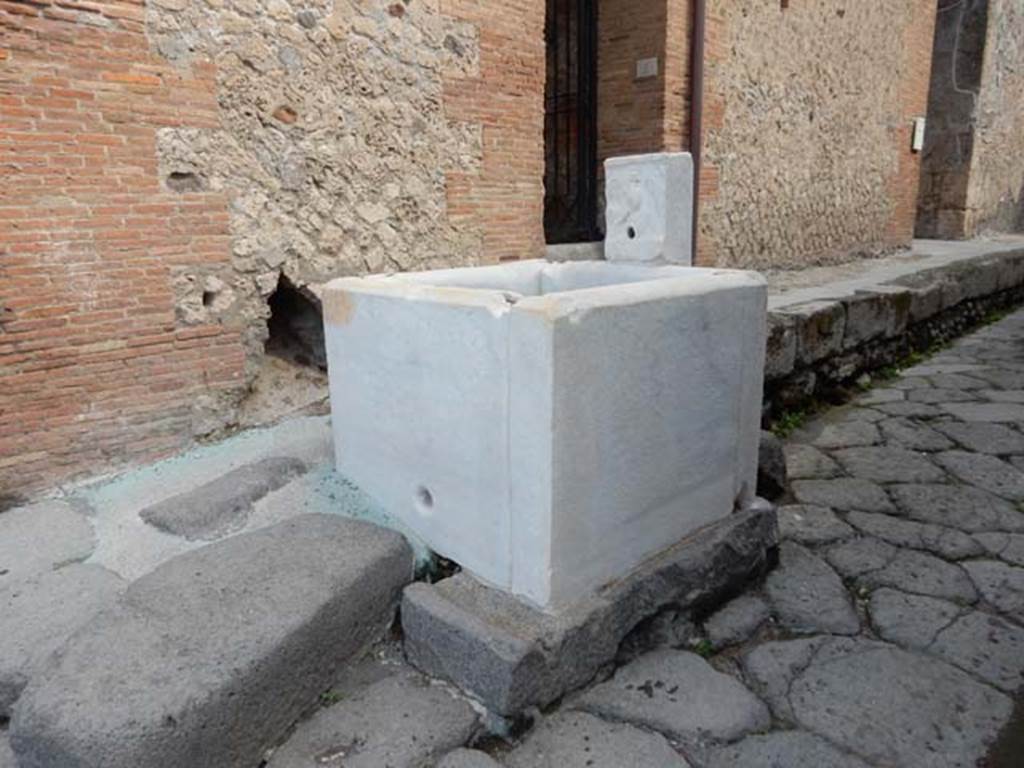 VII.15.1 Pompeii. September 2005. Fountain in Vicolo del Gallo showing relief of the Gallo (Cock).          
