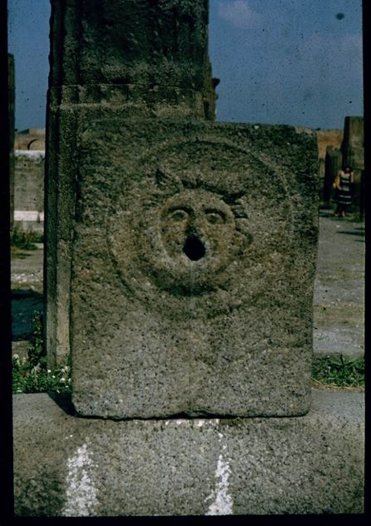 Outside VIII.2.11, Pompeii. Face of gorgon on fountain on Via delle Scuole.
Photographed 1970-79 by G�nther Einhorn, picture courtesy of his son Ralf Einhorn.

