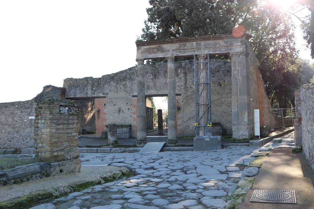 Fountain outside VIII.7.30 Pompeii on Via del Tempio d�Iside. December 2018. 
Looking south-east from Via dei Teatri across junction to fountain in Via del Tempio d�Iside. Photo courtesy of Aude Durand.


