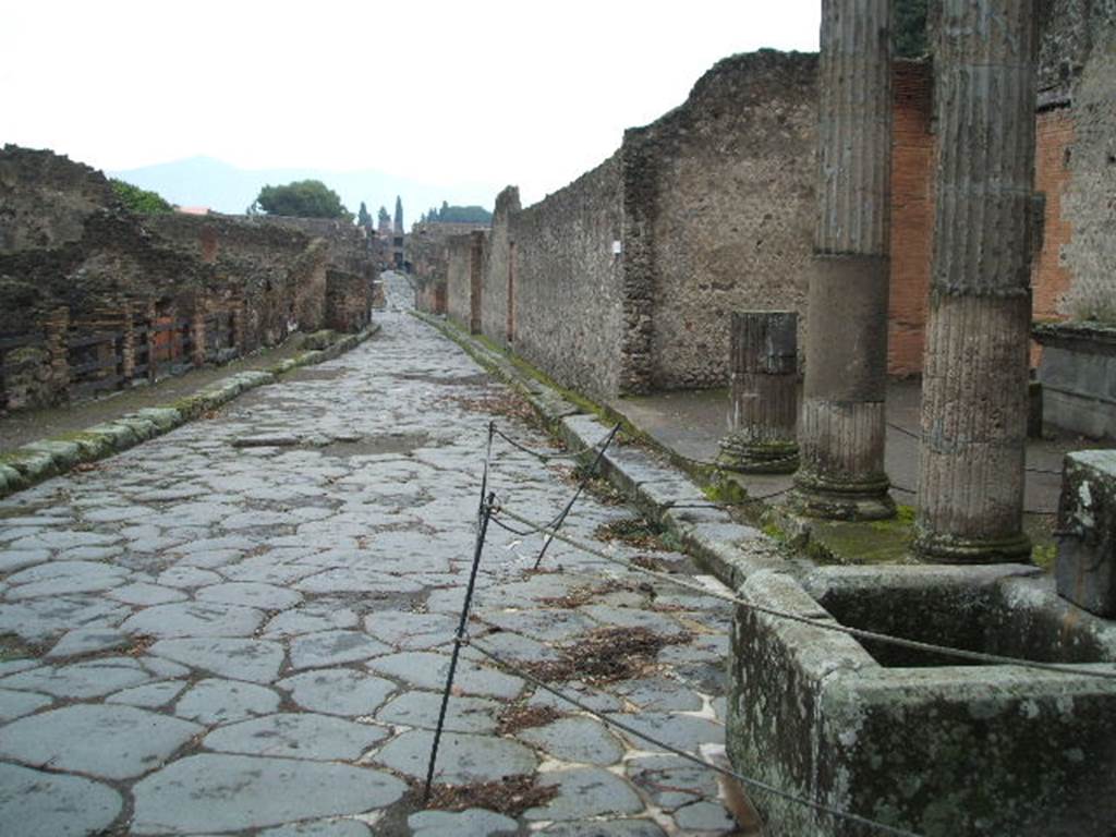 VIII.4 on left. Looking east along Via del Tempio d�Iside. Fountain and VIII.7.30 on right.