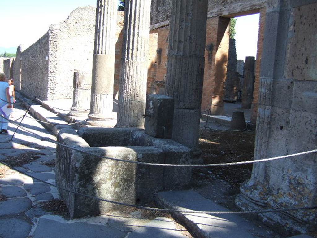 Fountain outside VIII.7.30 on Via del Tempio d�Iside. September 2005. Looking east.