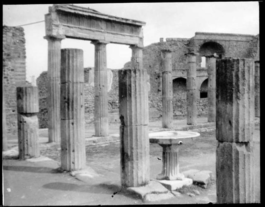 Fountain on Triangular Forum. Triangular Forum looking east from north side. Photo by B. M. Blackwood. 1923?
Used with the permission of the Institute of Archaeology, University of Oxford. File name blackwood016 Resource ID.24612 
See photo on University of Oxford HEIR database
