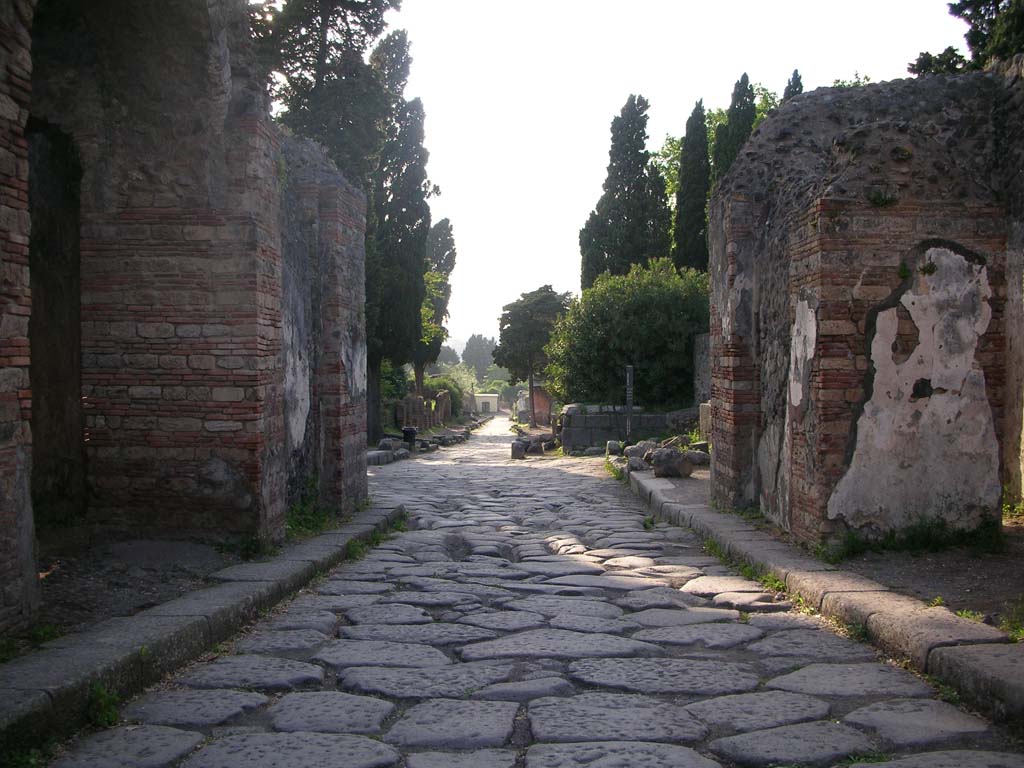 Pompeii Porta Ercolano or Herculaneum Gate. May 2006. Looking south from the Via dei Sepolcri.