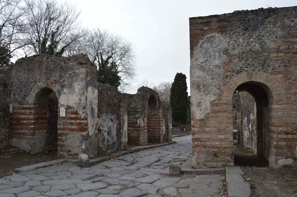 Porta Ercolano or Herculaneum Gate. May 2010. Looking south from the Via dei Sepolcri.
Photo courtesy of Rick Bauer.