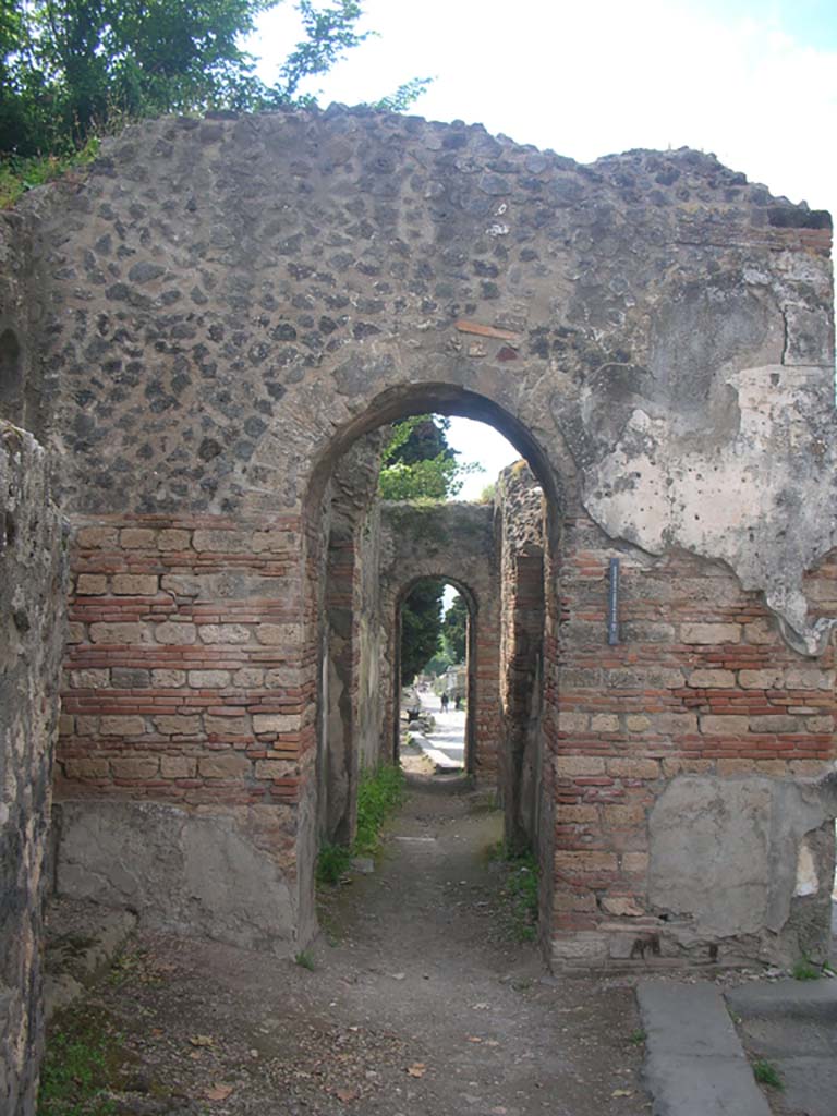 Pompeii Porta Ercolano or Herculaneum Gate. September 2005. Looking north through east side.