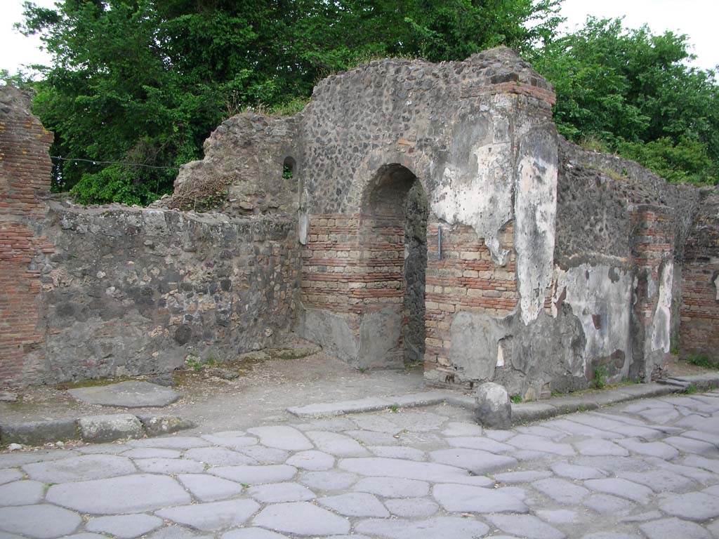 Pompeii Porta Ercolano or Herculaneum Gate. May 2006. East side.