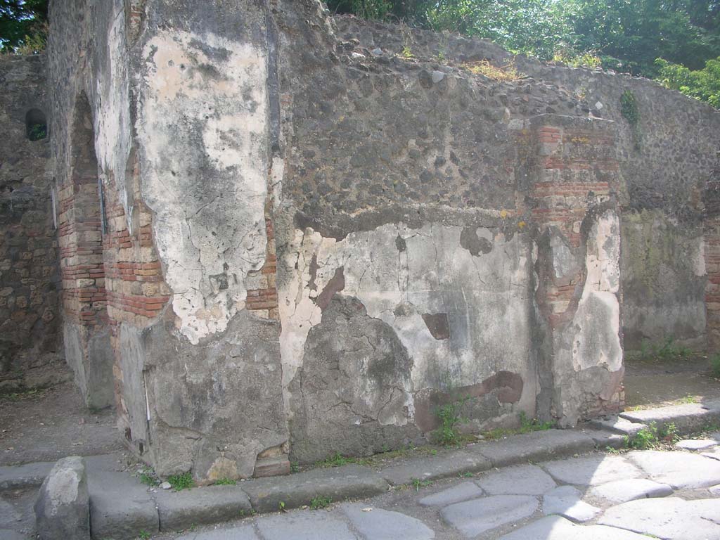 Pompeii Porta Ercolano or Herculaneum Gate. May 2006. East side. Looking East.