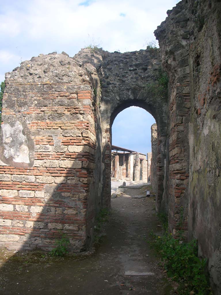 Pompeii Porta Ercolano or Herculaneum Gate. May 2006. East side, Looking South.