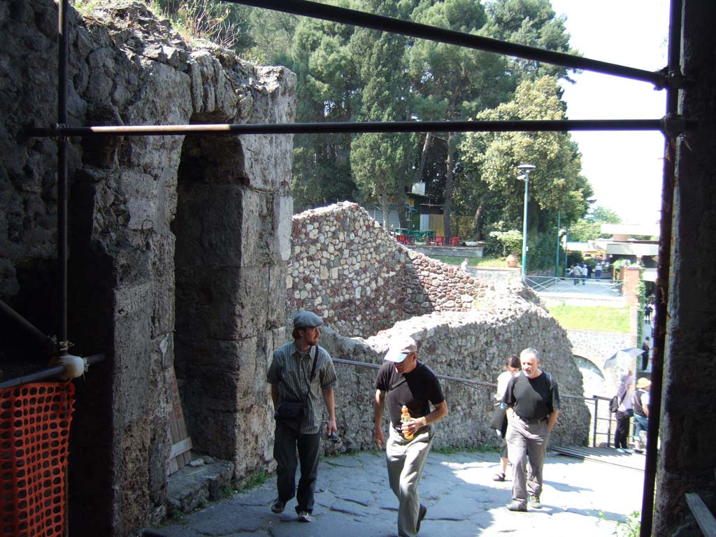 Pompeii Porta Marina. May 2006.
Looking west out from gate for modern tourists, used in the past for larger goods, carts and animals.