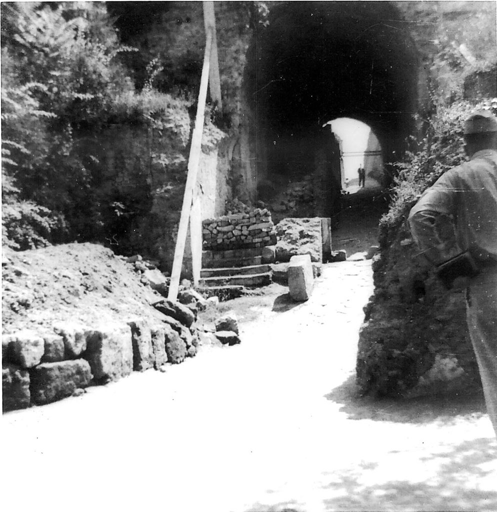 Pompeii Porta Marina. December 2006. Looking east to gate, with benches on left of arched entrance to pedestrian tunnel, in centre.

