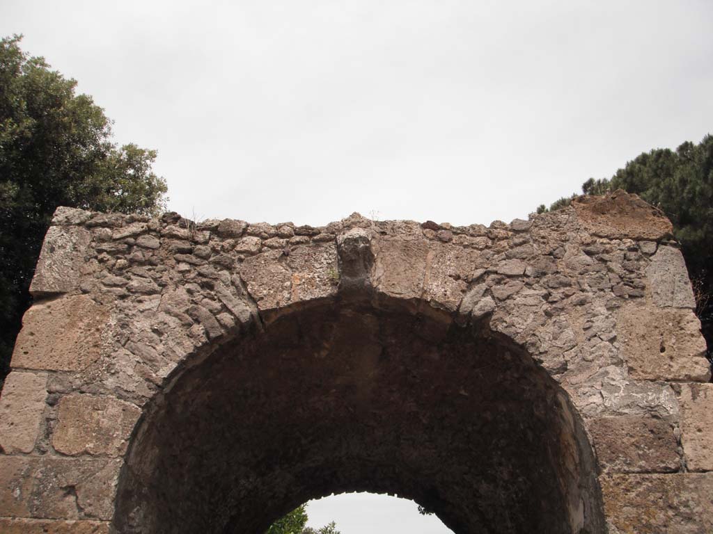 Pompeii Porta Nola. May 2006. End of Nola Gate at junction with city walls