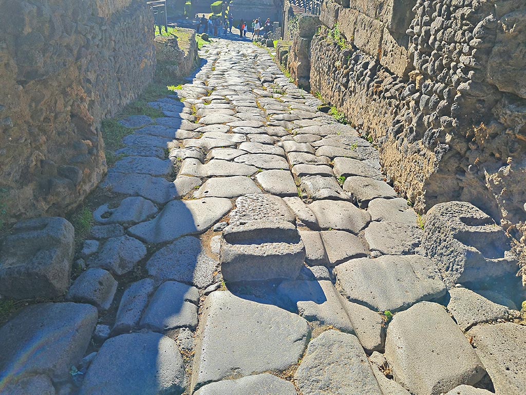 Pompeii Porta Nocera. October 2024. Looking south along Via di Nocera out through City Gate.
Three gate post mountings can be seen on the ground under the gate and the cart ruts in the road. Photo courtesy of Giuseppe Ciaramella.