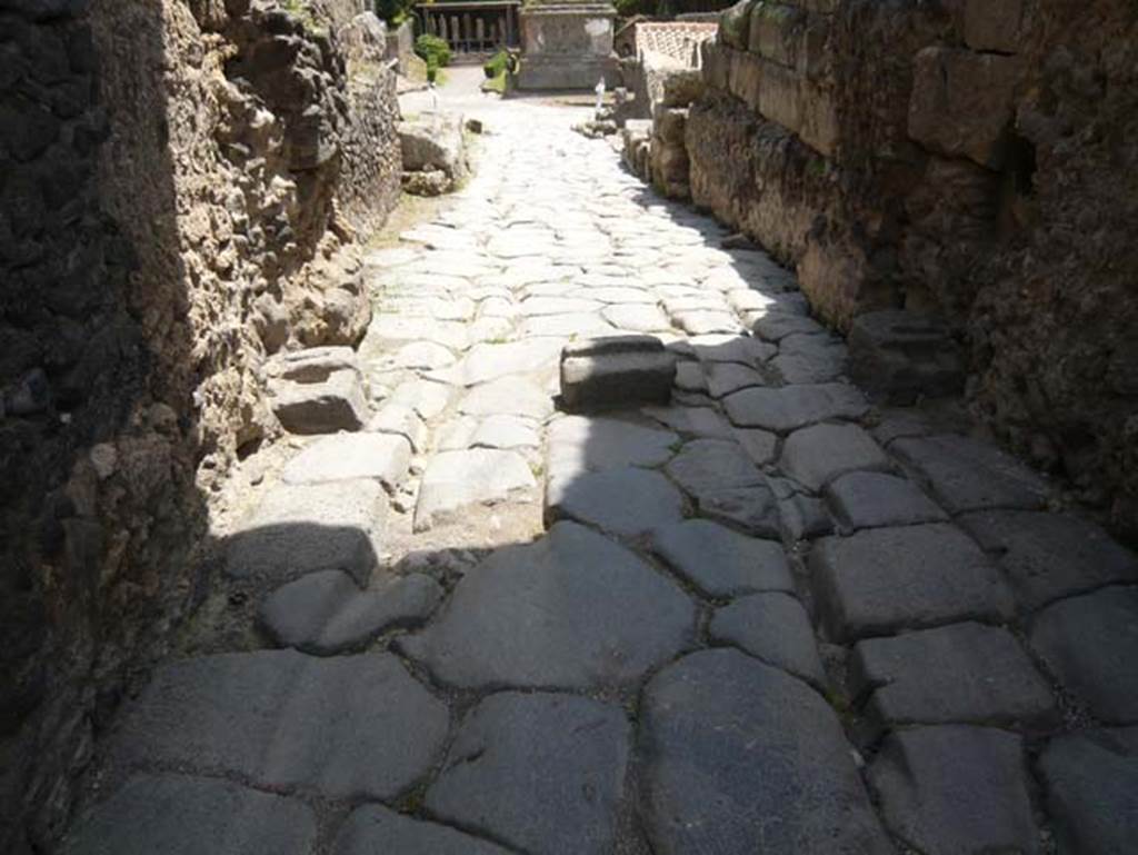 Pompeii Porta di Nocera. May 2015. Looking out to south.
Three gate post mountings can be seen on the ground under the gate and the cart ruts in the road. Photo courtesy of Buzz Ferebee.