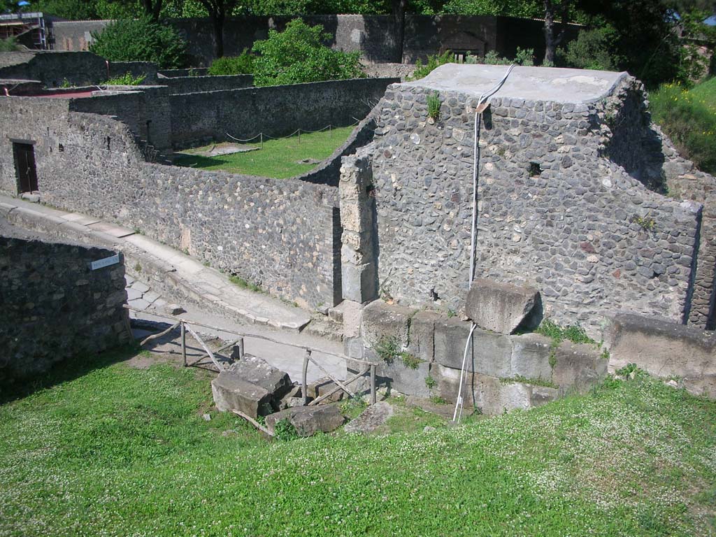 Porta di Nocera or Nuceria Gate, Pompeii. May 2010.
Looking east from west exterior of gate at north end. Photo courtesy of Ivo van der Graaff.