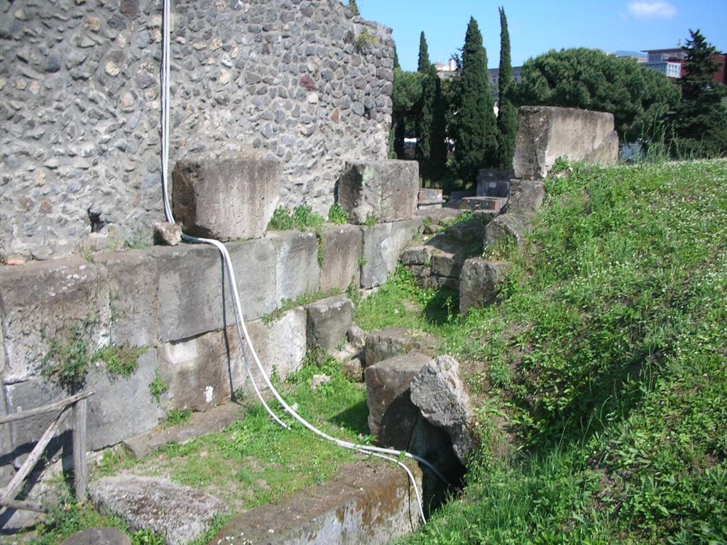 Porta di Nocera or Nuceria Gate, Pompeii. May 2010.
Looking south along west exterior wall, and site of drain, lower centre. Photo courtesy of Ivo van der Graaff.