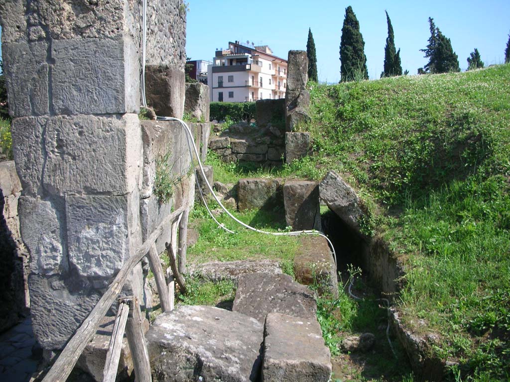 Porta di Nocera or Nuceria Gate, Pompeii. May 2010.
Looking south along west exterior wall and course of drain. Photo courtesy of Ivo van der Graaff.