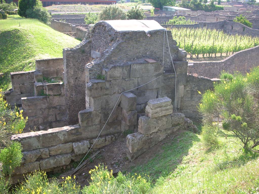 Porta di Nocera or Nuceria Gate, Pompeii. May 2010.
Looking west towards exterior east side of gate. Photo courtesy of Ivo van der Graaff.
