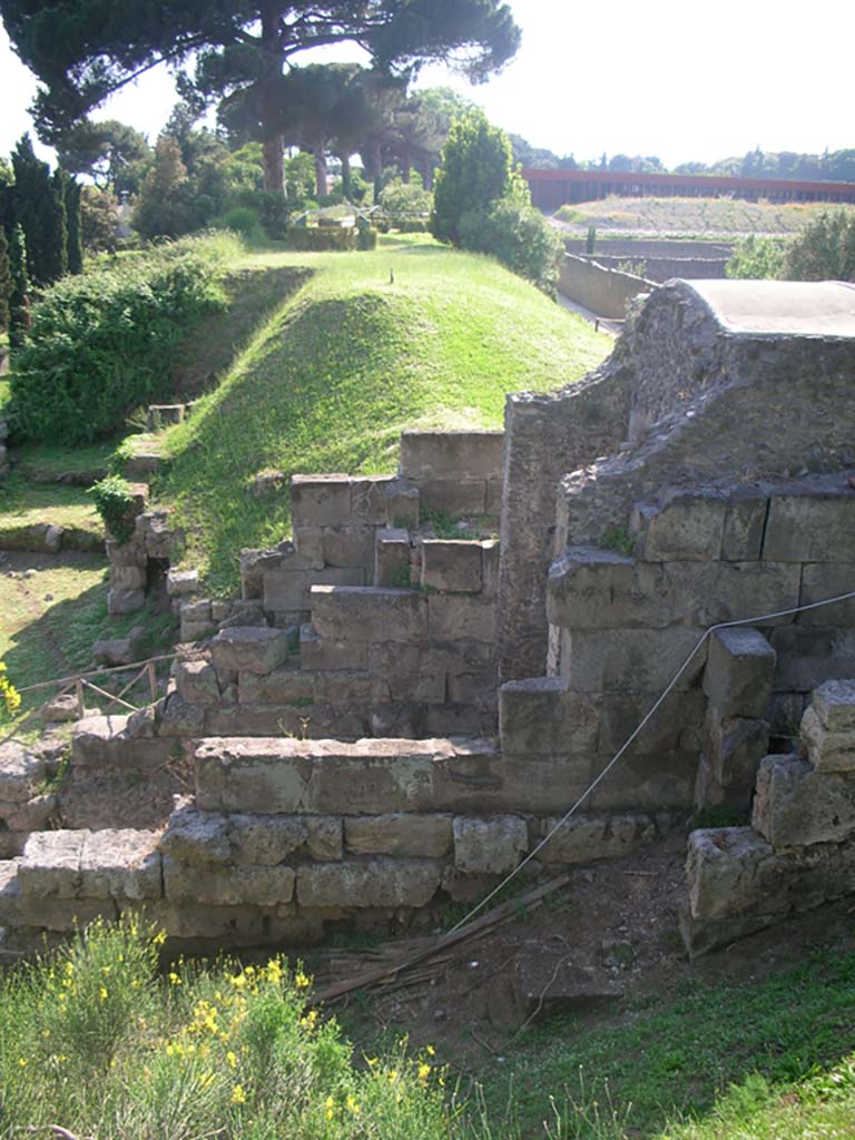 Porta di Nocera or Nuceria Gate, Pompeii. May 2010.
Looking west at south end of exterior east side of gate. Photo courtesy of Ivo van der Graaff.