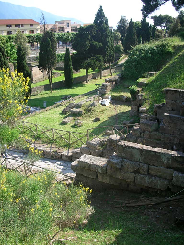 Porta di Nocera or Nuceria Gate, Pompeii. May 2010.
Looking south-west from exterior east side of gate. Photo courtesy of Ivo van der Graaff.