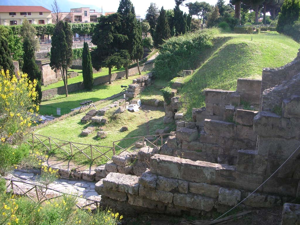 Porta di Nocera or Nuceria Gate, Pompeii. May 2010.
Looking west towards Nocera Gate, on right, across agger towards city wall on south-west side of Gate. Photo courtesy of Ivo van der Graaff.