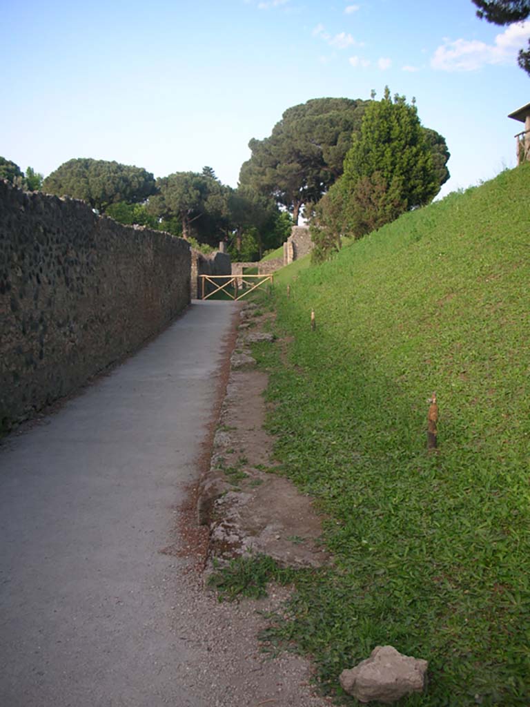 Porta di Nocera or Nuceria Gate, Pompeii. May 2010.
Looking east from north side of agger towards Nocera gate. Photo courtesy of Ivo van der Graaff.