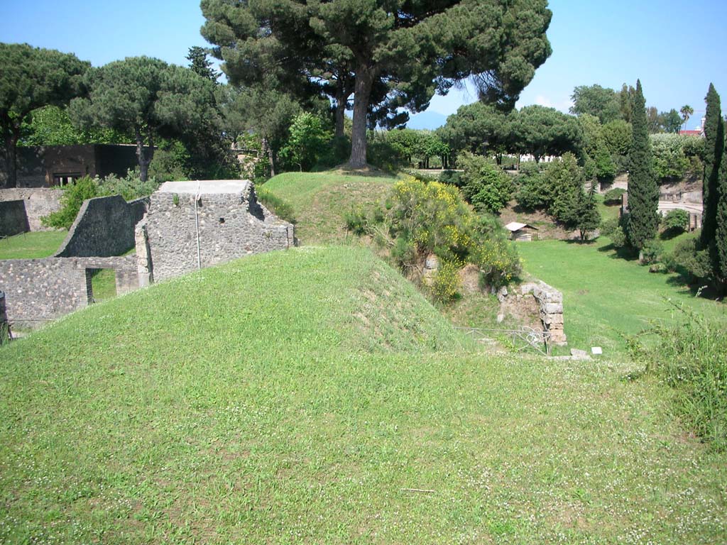 Porta di Nocera or Nuceria Gate, Pompeii. May 2010.
From agger on west side, looking east to south side of Nocera gate. Photo courtesy of Ivo van der Graaff.