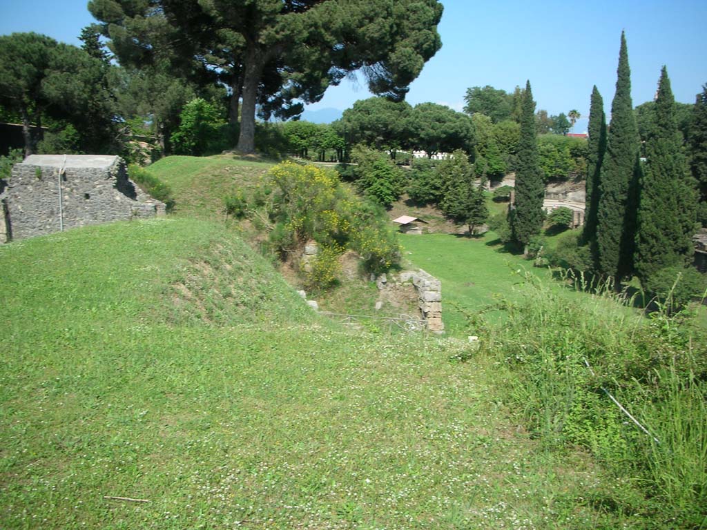 Porta di Nocera or Nuceria Gate, Pompeii. May 2010.
From agger on west side, looking east to south side of Nocera gate. Photo courtesy of Ivo van der Graaff.