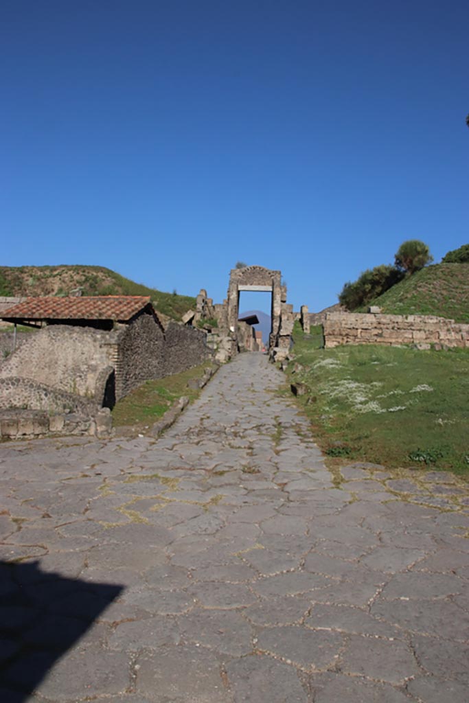 Pompeii Porta di Nocera. October 2022.
Via di Nocera leading to gate. Looking north from Via delle Tombe. Photo courtesy of Klaus Heese.