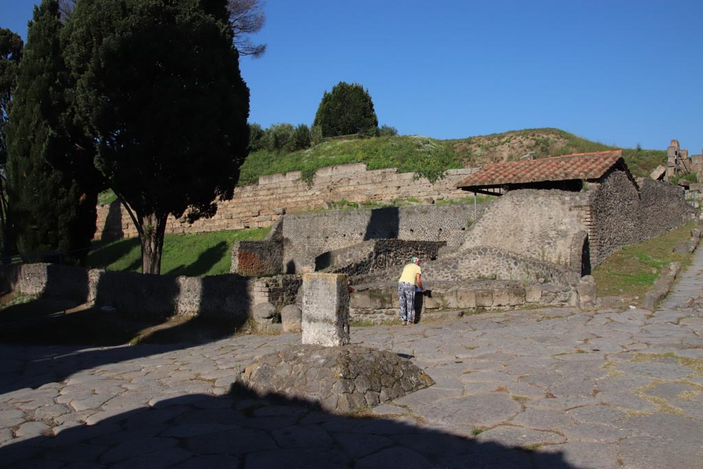Pompeii Porta di Nocera. October 2022.
Looking north-west towards city walls from junction with Via della Tombe. Photo courtesy of Klaus Heese.