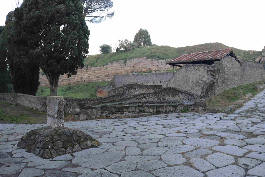 Pompeii Porta di Nocera. December 2018.
Looking north-west at junction with Via delle Tombe, with cippus of Titus Suedius Clemens, on left. Photo courtesy of Aude Durand.