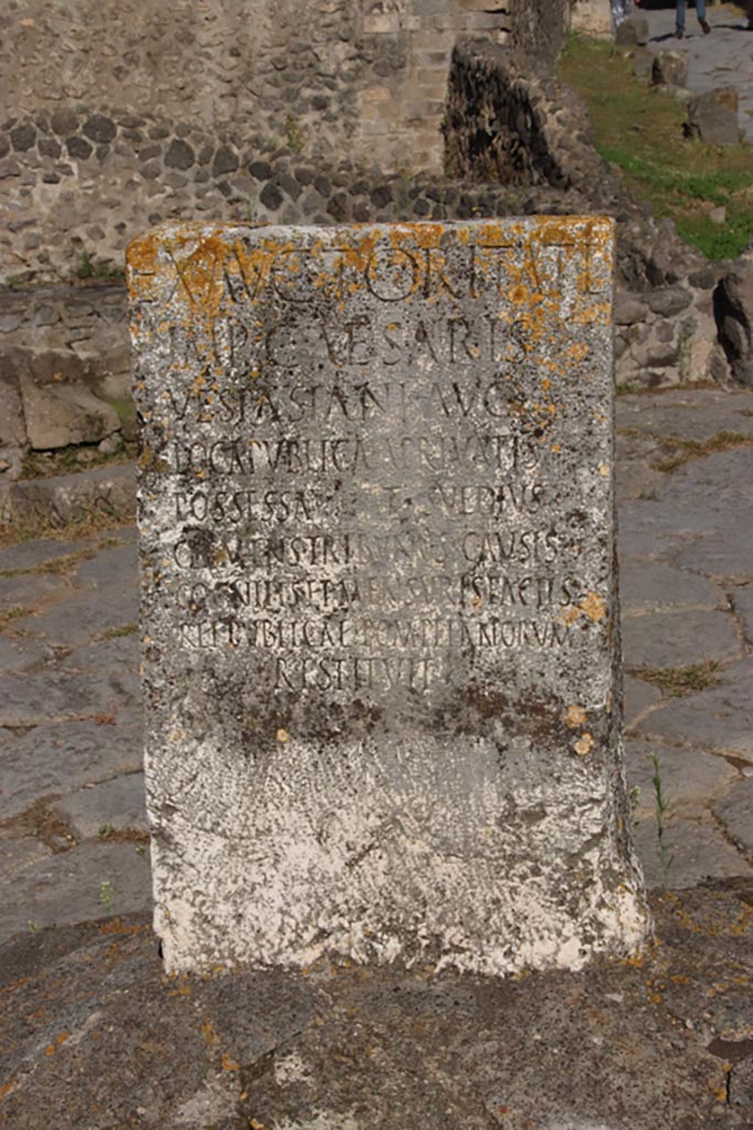 Pompeii Porta di Nocera. October 2022.
Cippus of Titus Suedius Clemens, south side, looking north. Photo courtesy of Klaus Heese.