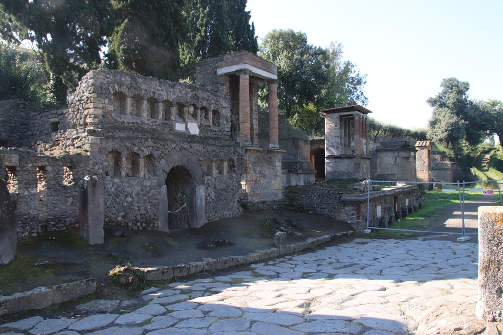 Via delle Tombe, Pompeii. October 2022.
Looking south-west towards tombs, from junction with Via di Nocera. Photo courtesy of Klaus Heese.