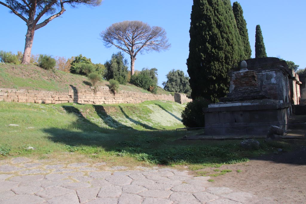 Via delle Tombe, Pompeii. October 2022.
Looking north-east towards city walls and tombs, from junction with Via di Nocera. Photo courtesy of Klaus Heese.
