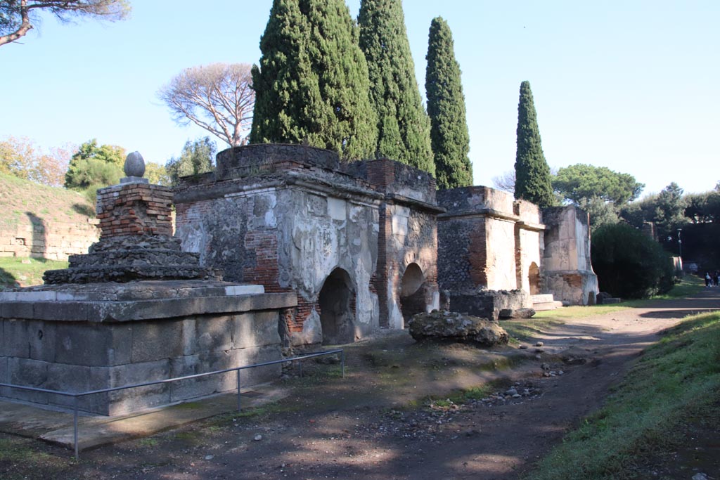 Via delle Tombe, Pompeii. October 2022.
Looking north-east towards tombs, from junction with Via di Nocera. Photo courtesy of Klaus Heese.