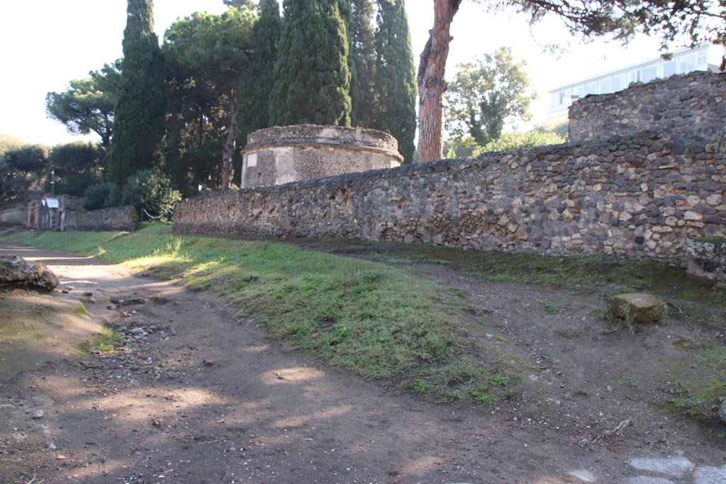Via delle Tombe, Pompeii. October 2022.
Looking south-east from junction with Via di Nocera. Photo courtesy of Klaus Heese.