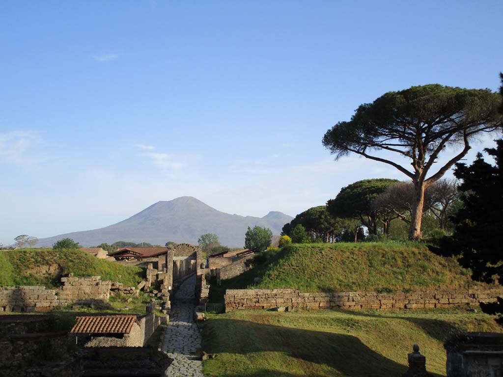 Pompeii Porta Nocera. December 2004. Looking north into the city from the outside.