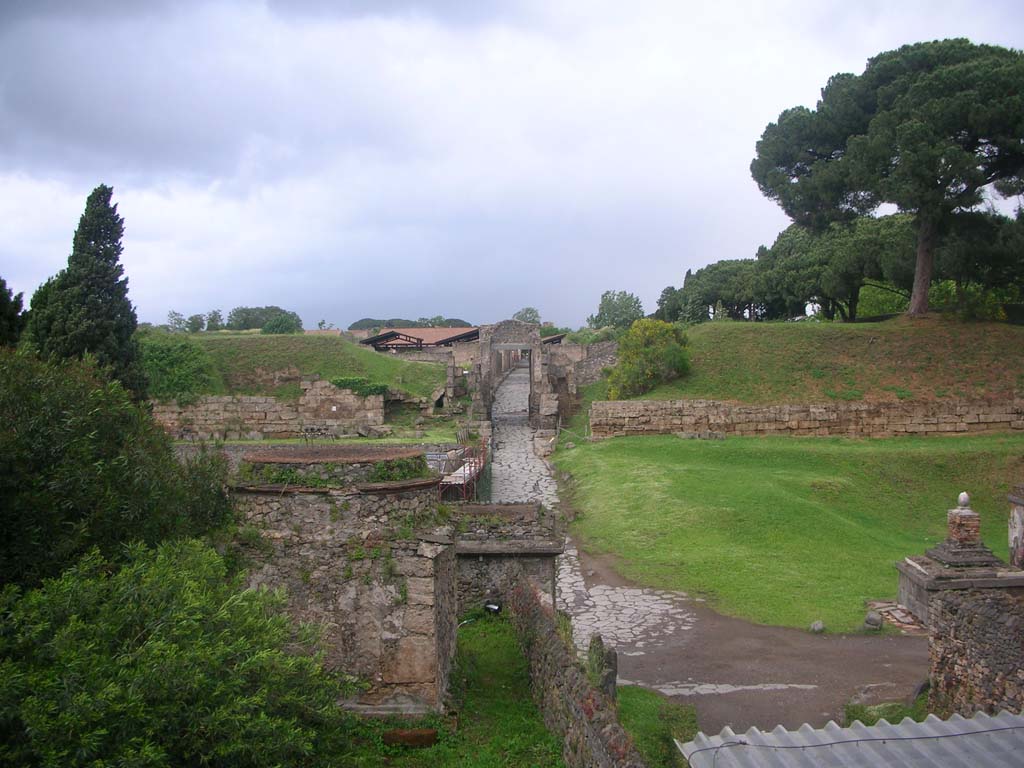 Pompeii Porta Nocera. December 2004. From the inside looking south.