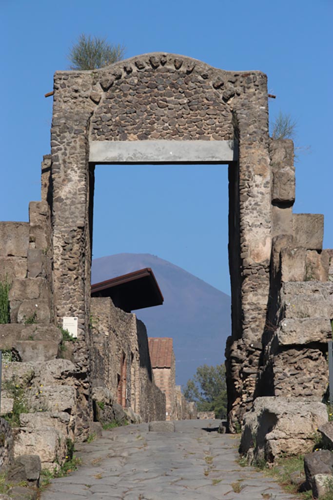 Pompeii Porta Nocera. December 2006. Gate post mounting.