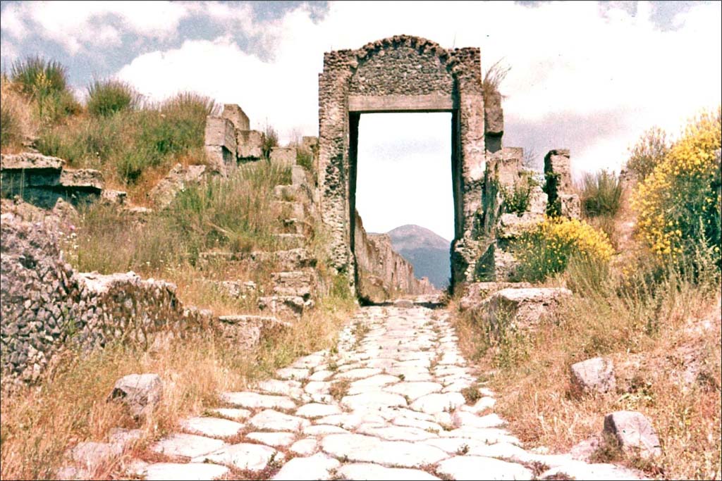 Pompeii Porta Nocera. December 2006. Gate post mounting in middle of road.