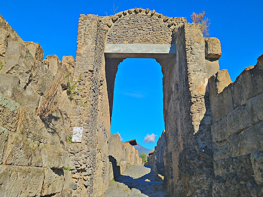 Pompeii Porta Nocera. December 2006. Gate post mounting.