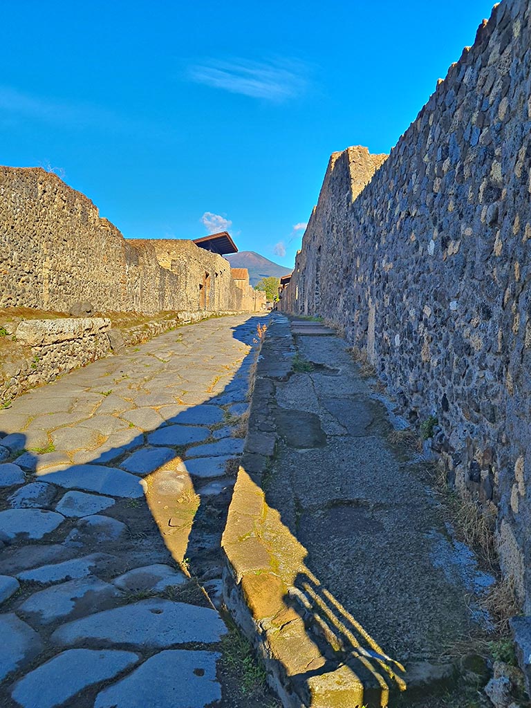 Pompeii Porta Nocera. December 2006. South West side of gate.