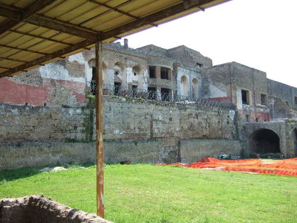 Porta Occidentalis or Western Gate. Site of gate. May 2006. Garden looking towards rear of House of Fabius Rufus. 
According to Jashemski, the gardens at the rear of the house were reached from the house by stairways cut in the city wall.
See Jashemski, W. F., 1993. The Gardens of Pompeii, Volume II: Appendices. New York: Caratzas. (p.202-4, A and D)

Porta Occidentalis o Porta Ovest. Sito della Porta. maggio 2006. Giardino che guarda verso la parte posteriore della Casa di Fabio Rufo.
Secondo Jashemski, i giardini sul retro della casa sono stati raggiunti dalla casa da scale tagliate nelle mura della citt�.
Vedi Jashemski, W. F., 1993. The Gardens of Pompeii, Volume II: Appendices. New York: Caratzas. (p.202-4, A e D)
