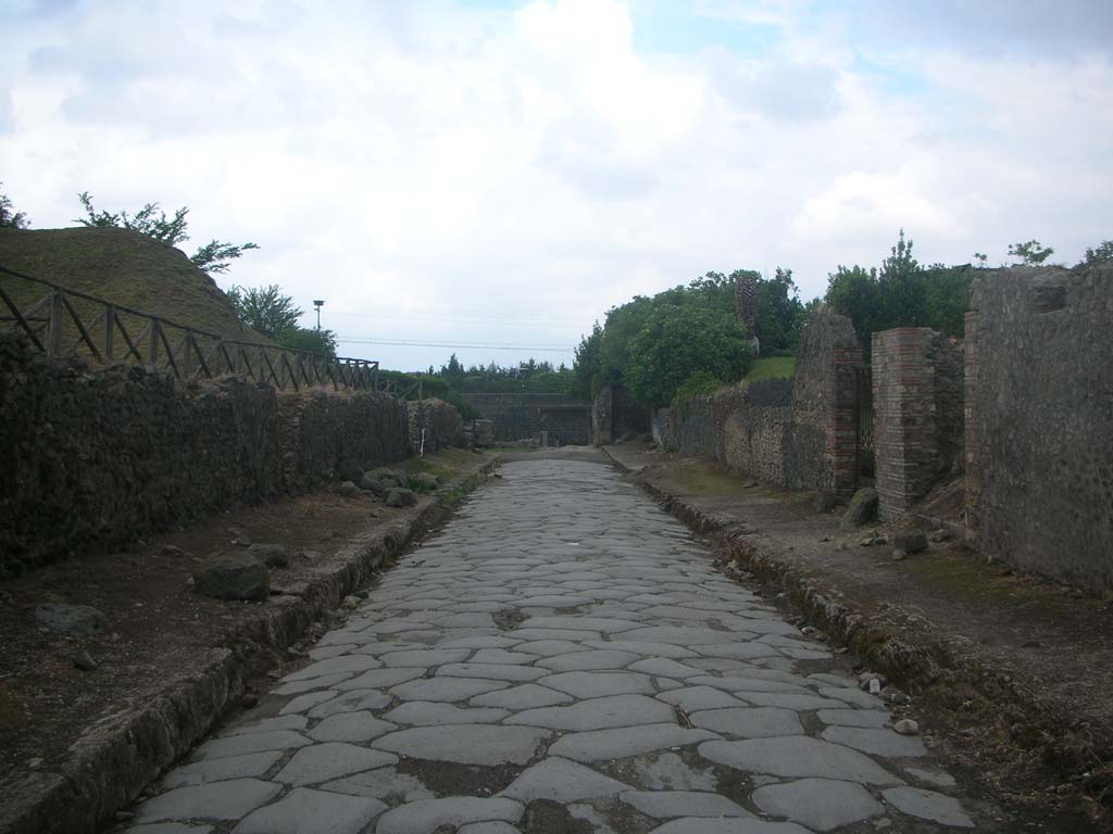 III.7 Pompeii. September 2005. Porta di Sarno or Sarnus Gate. II.5.4/II.5.5 on right. According to Eschebach, the ancient name of this gate may have been Porta Urbulana. See Eschebach, L., 1993. Gebäudeverzeichnis und Stadtplan der antiken Stadt Pompeji. Köln: Böhlau. (p.11)